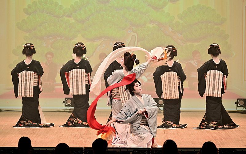 芸者による舞踊ステージ